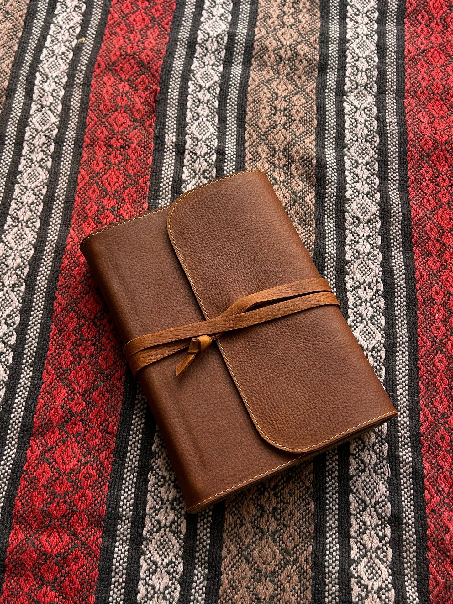 Biblie cu clapetă și snur