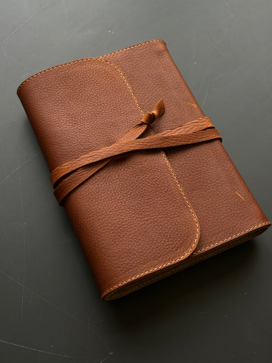 Biblie cu clapetă și snur