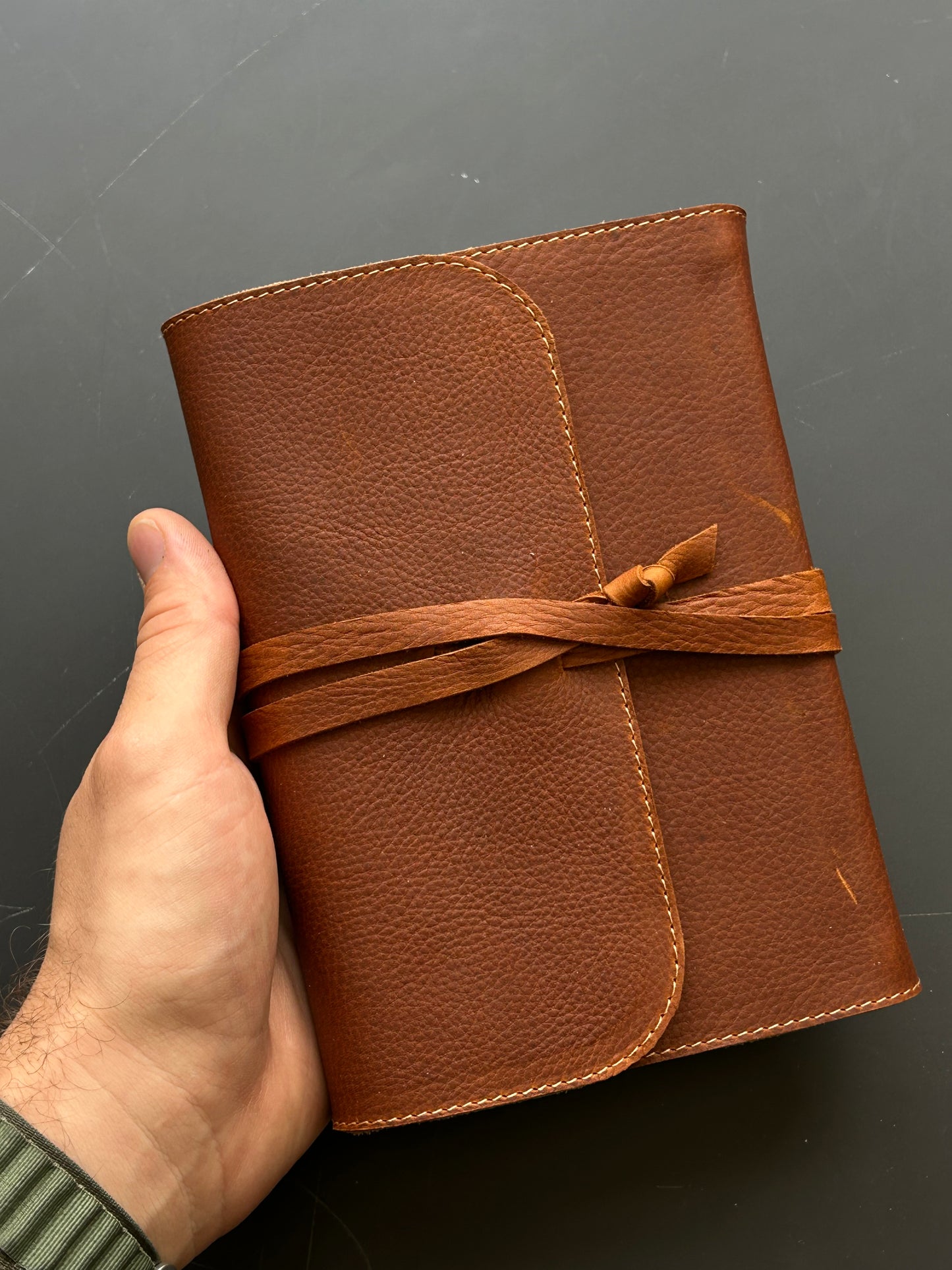 Biblie cu clapetă și snur